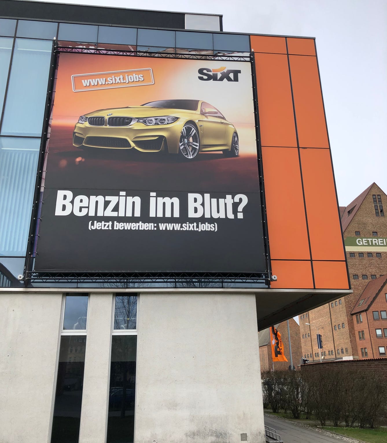 Foto von Fassadengestaltung bei Sixt 